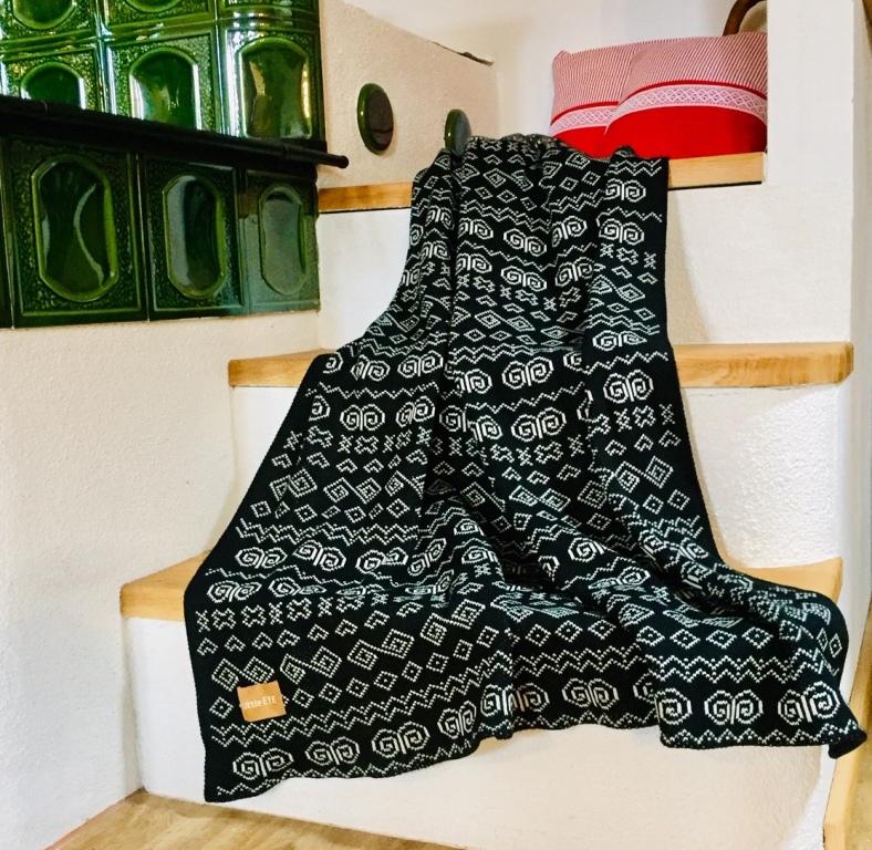 Veľká pletená deka "Čičmany", 115x 190, OEKO-TEX® - Čierno-Biela